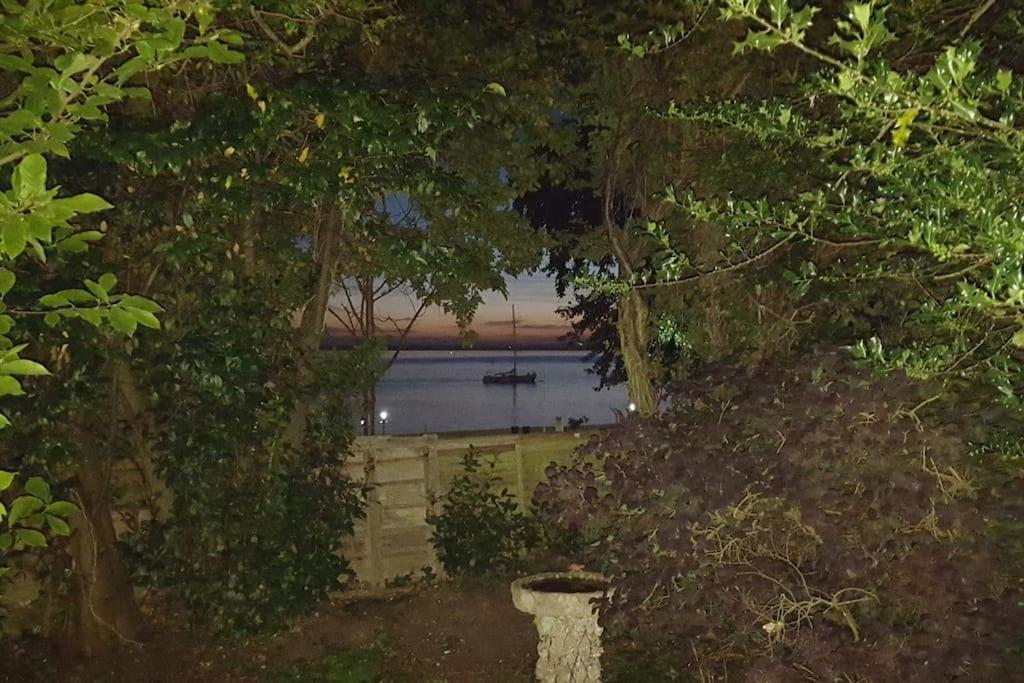 Cliffside Apartment Cowes  Bagian luar foto